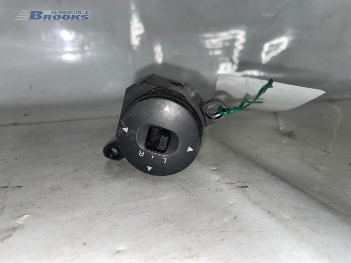 Używane Przelacznik lusterka Mazda 626 (GE14/74/84) 2.0i LX,GLX 16V Cena € 5,00 Procedura marży oferowane przez Autobedrijf Brooks