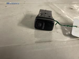 Usados Interruptor de calefactor luneta Mazda 626 (GE14/74/84) 2.0i LX,GLX 16V Precio € 5,00 Norma de margen ofrecido por Autobedrijf Brooks