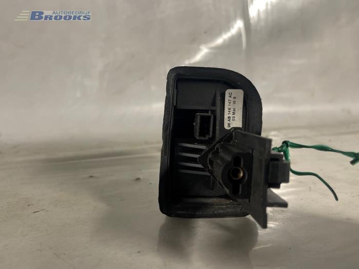 Steering wheel mounted radio control from a Ford Focus 1 Wagon 1.6 16V 2003