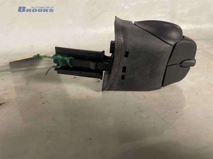 Steering wheel mounted radio control from a Ford Focus 1 Wagon 1.6 16V 2003