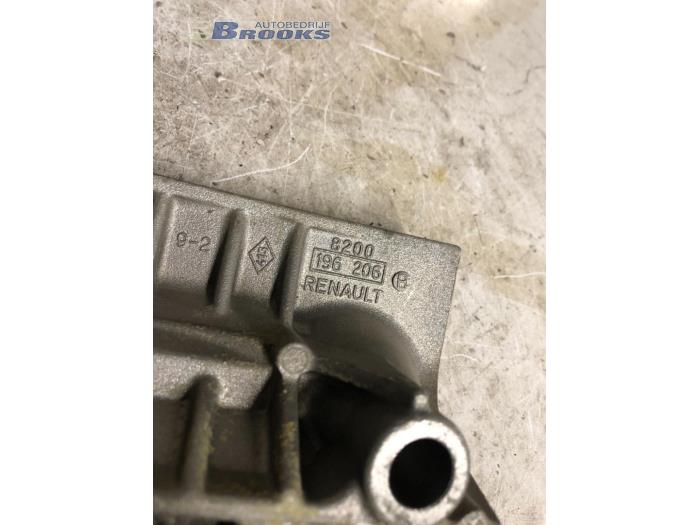 Engine mount from a Renault Megane Scénic (JA) 1.6 16V RT,RXE,RXT 1999