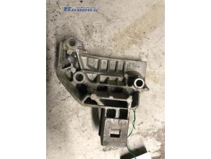 Engine mount from a Renault Megane Scénic (JA) 1.6 16V RT,RXE,RXT 1999