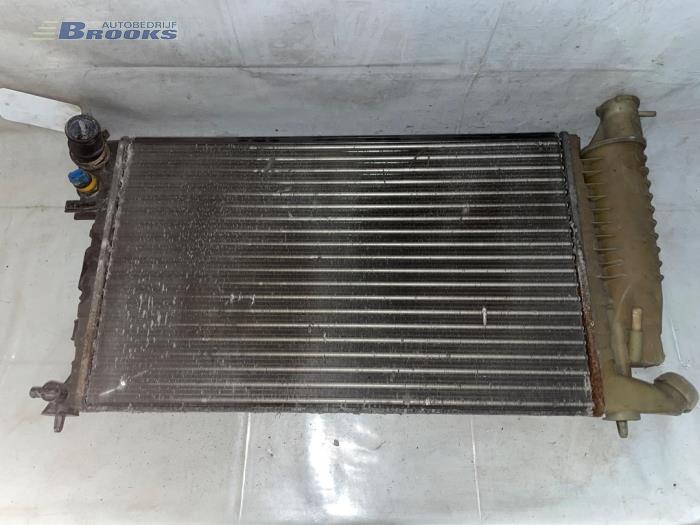 Usagé Radiateur Peugeot 306 (7A/C/S) 1.9 D,XND,XAD,XRAD Prix € 15,00 Règlement à la marge proposé par Autobedrijf Brooks