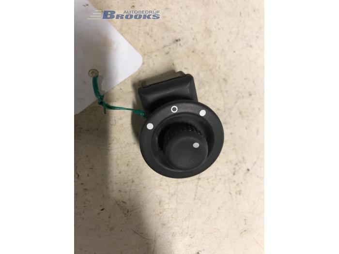 Usados Interruptor de retrovisor Renault Master II (ED/HD/UD) 2.5 dCi 16V Precio € 10,00 Norma de margen ofrecido por Autobedrijf Brooks