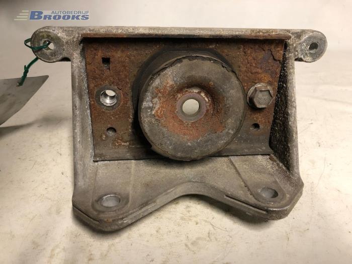 Usagé Support boîte de vitesses Renault Master II (ED/HD/UD) 2.5 dCi 16V Prix € 25,00 Règlement à la marge proposé par Autobedrijf Brooks