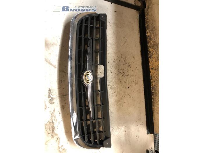 Używane Grill Chrysler Neon II 2.0 16V LE,SE,CS,Sport Cena € 15,00 Procedura marży oferowane przez Autobedrijf Brooks