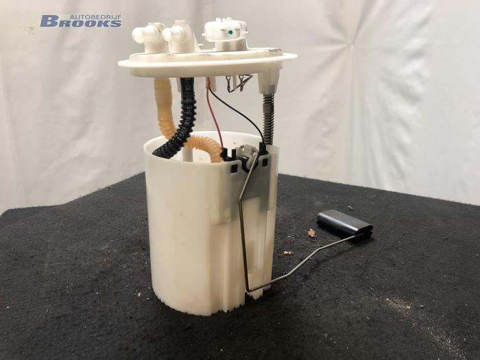 Electric fuel pump from a Renault Megane III Grandtour (KZ) 1.5 dCi 90 2011