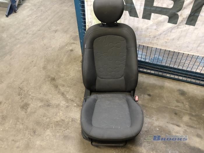 Seat, right from a Hyundai i20 1.2i 16V 2011