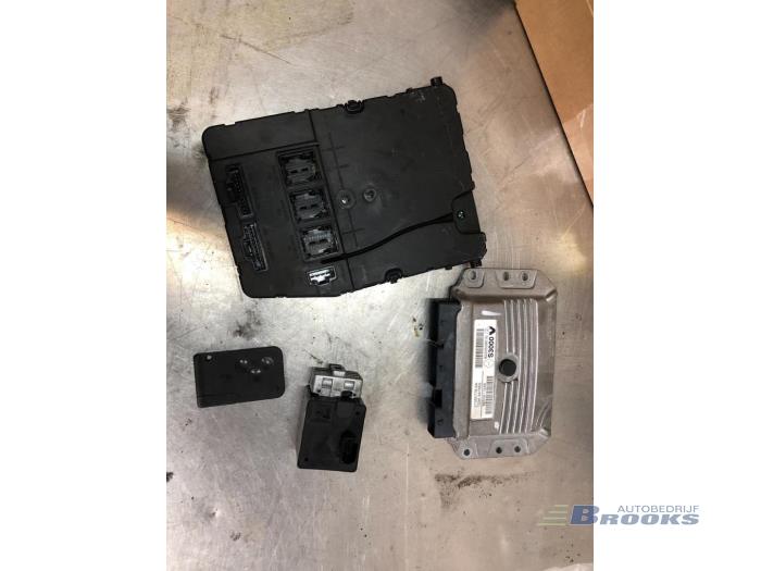 Used Engine management computer Renault Scénic II (JM) 1.6 16V Price € 150,00 Margin scheme offered by Autobedrijf Brooks