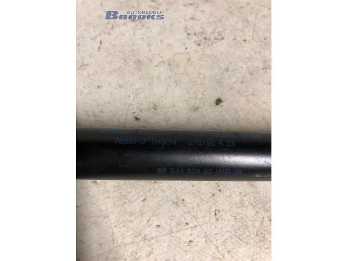 Gasfjäder, vänster bak från en Peugeot 306 Break (7E) 1.4 XN,XR 1999