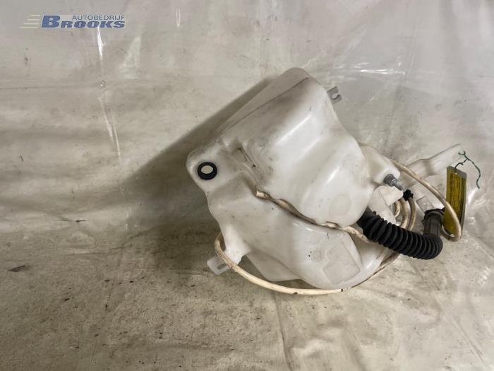 Front windscreen washer reservoir from a Alfa Romeo 166 2.0 Twin Spark 16V 2005