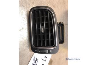 Używane Kratka wentylacyjna deski rozdzielczej Volkswagen Polo V (6R) 1.2 TDI 12V BlueMotion Cena € 15,00 Procedura marży oferowane przez Autobedrijf Brooks