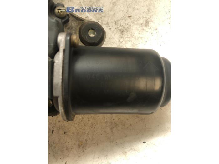 Front wiper motor from a Nissan Patrol 2000