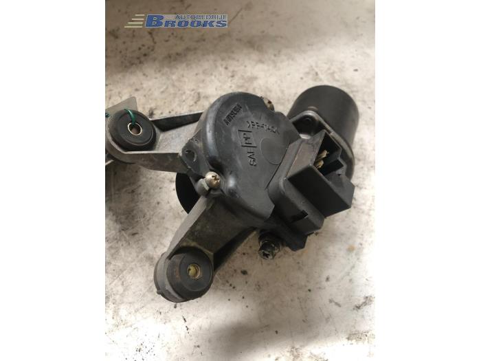 Front wiper motor from a Nissan Patrol 2000