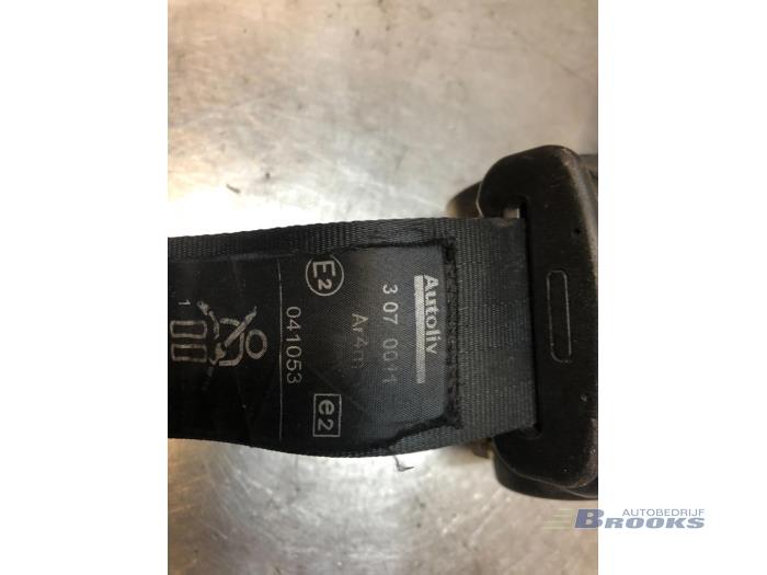 Rear seatbelt, right from a Peugeot 307 SW (3H) 2.0 16V 2003