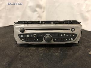 Używane Radioodtwarzacz CD Renault Twingo II (CN) 1.2 16V Cena € 75,00 Procedura marży oferowane przez Autobedrijf Brooks