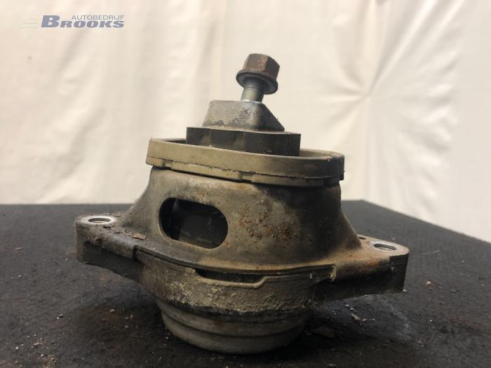 Used Engine mount Landrover Range Rover III (LM) 4.4 V8 32V Price € 30,00 Margin scheme offered by Autobedrijf Brooks