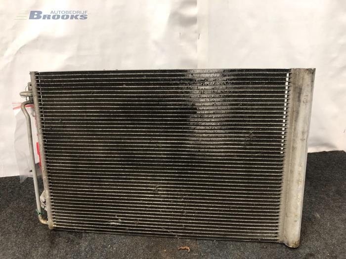 Klima Kondensor van een Land Rover Range Rover III (LM) 4.4 V8 32V 2003