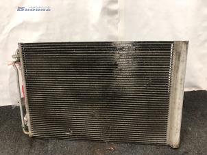 Klima Kondensor van een Land Rover Range Rover III (LM) 4.4 V8 32V 2003