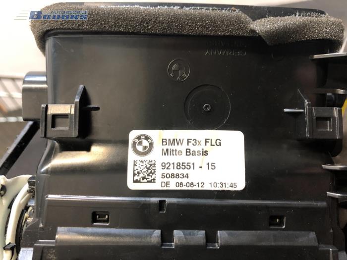 Rejilla de aire de salpicadero de un BMW 3 serie (F30) 320d 2.0 16V EfficientDynamicsEdition 2013