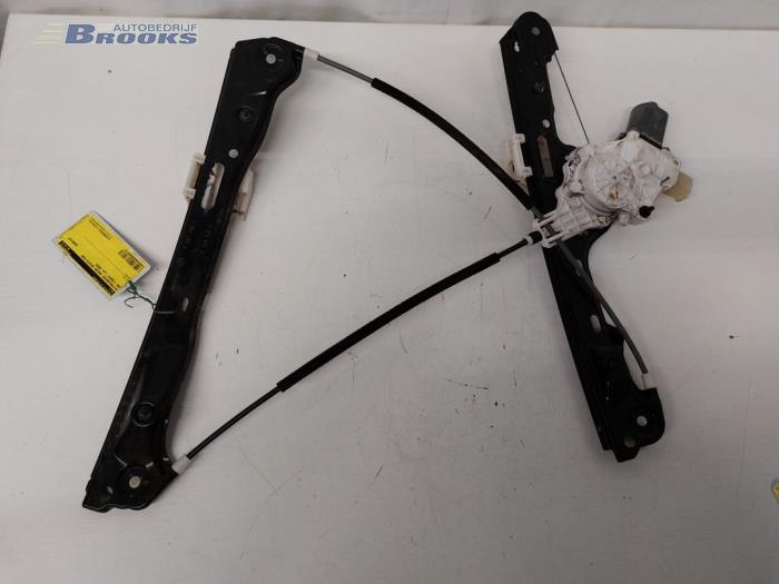Window mechanism 4-door, front right from a BMW 1 serie (E87/87N) 116i 1.6 16V 2009