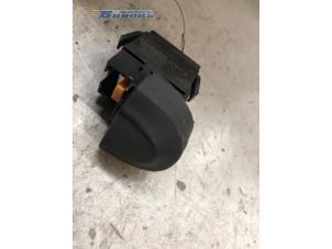 Usados Interruptor de calefactor luneta Renault Megane Classic (LA) 1.9 dT RN Precio € 5,00 Norma de margen ofrecido por Autobedrijf Brooks