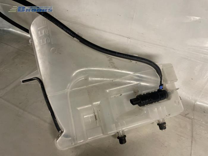 Front windscreen washer reservoir from a Porsche Panamera (970) 3.0 D V6 24V 2014
