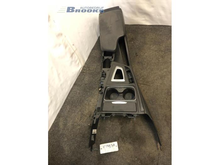 Begagnade Mittkonsol BMW 3 serie (F30) 320d 2.0 16V EfficientDynamicsEdition Pris € 100,00 Marginaltabell erbjuds av Autobedrijf Brooks