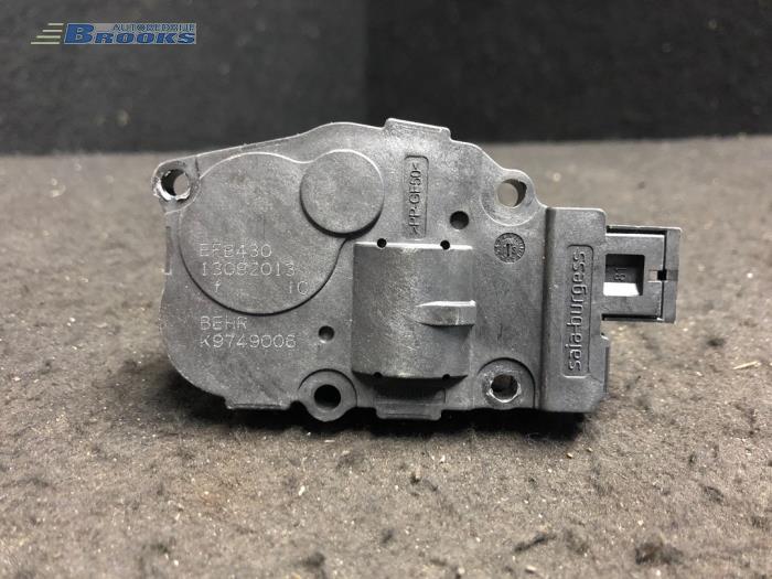 Heater valve motor from a Porsche Panamera (970) 3.0 D V6 24V 2014