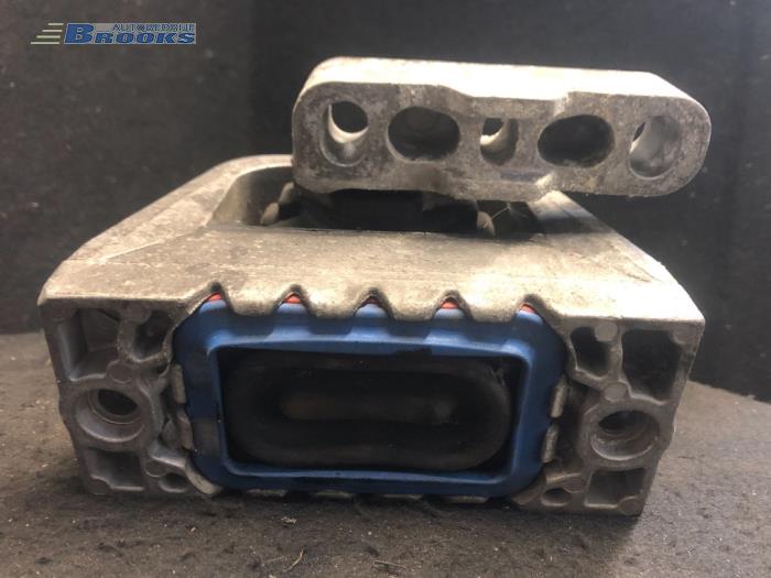 Engine mount from a Volkswagen Caddy III (2KA,2KH,2CA,2CH) 1.9 TDI 2010