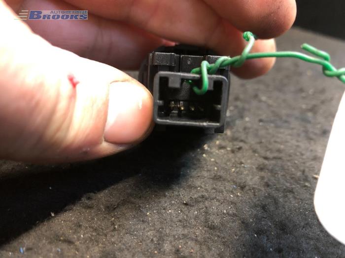 Panic lighting switch from a Nissan NV 200 (M20M) 1.5 dCi 90 2012