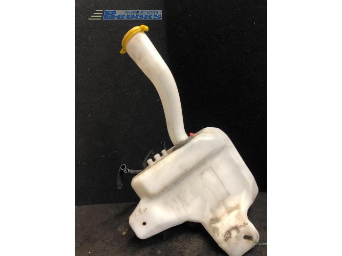 Front windscreen washer reservoir from a Fiat 500 (312) 1.2 69 2010