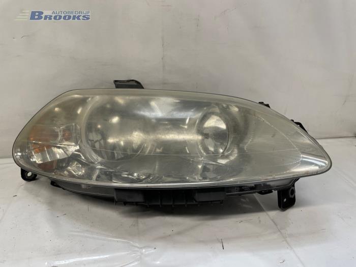 Używane Reflektor prawy Fiat Croma (194) 2.2 MPI 16V Cena € 50,00 Procedura marży oferowane przez Autobedrijf Brooks