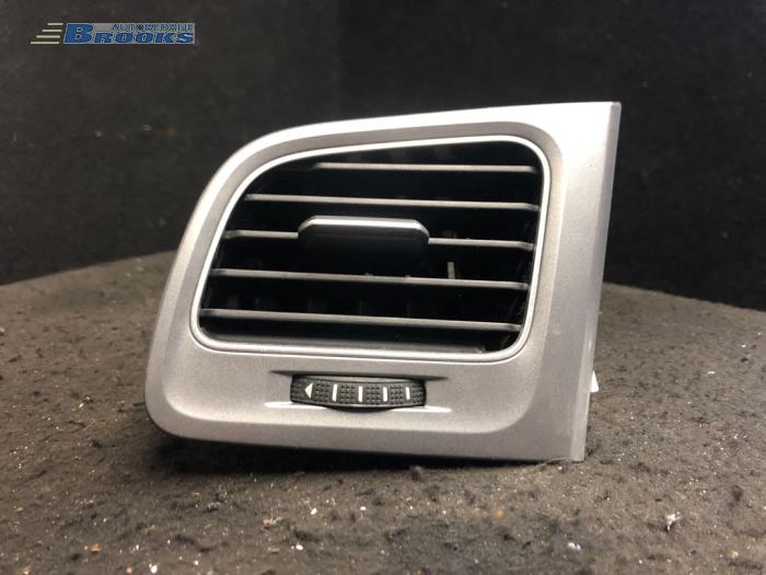 Rejilla de aire de salpicadero de un Volkswagen Golf VII (AUA) 1.6 TDI BlueMotion 16V 2014