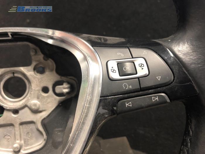 Steering wheel from a Volkswagen Golf VII (AUA) 1.6 TDI BlueMotion 16V 2014