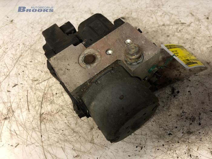 Używane Pompa ABS Peugeot 306 Break (7E) 2.0 HDi Cena € 25,00 Procedura marży oferowane przez Autobedrijf Brooks