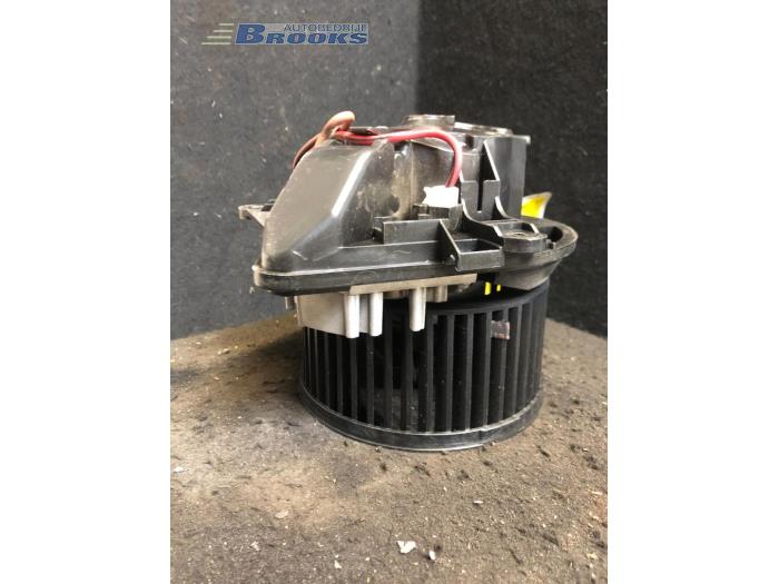 Heating and ventilation fan motor from a Peugeot Partner 1.9 D 1998