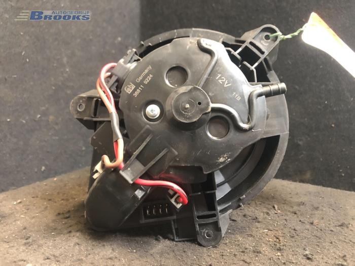 Heating and ventilation fan motor from a Peugeot Partner 1.9 D 1998