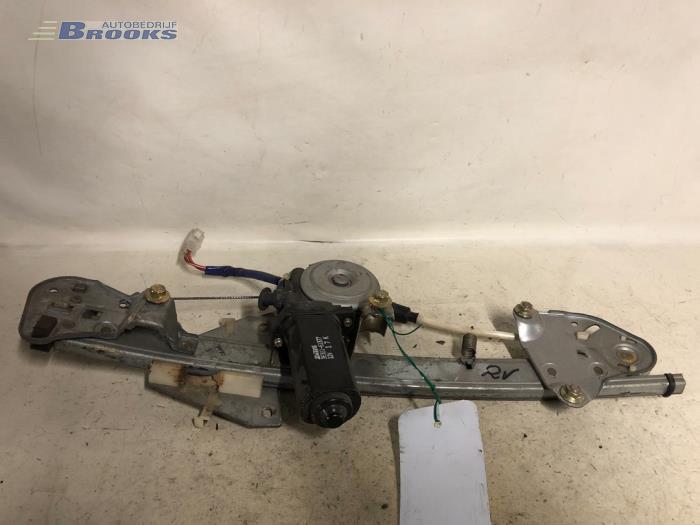 Usados Motor de ventanilla de puerta Mazda MX-3 (EC) 1.8i V6 24V Precio € 25,00 Norma de margen ofrecido por Autobedrijf Brooks
