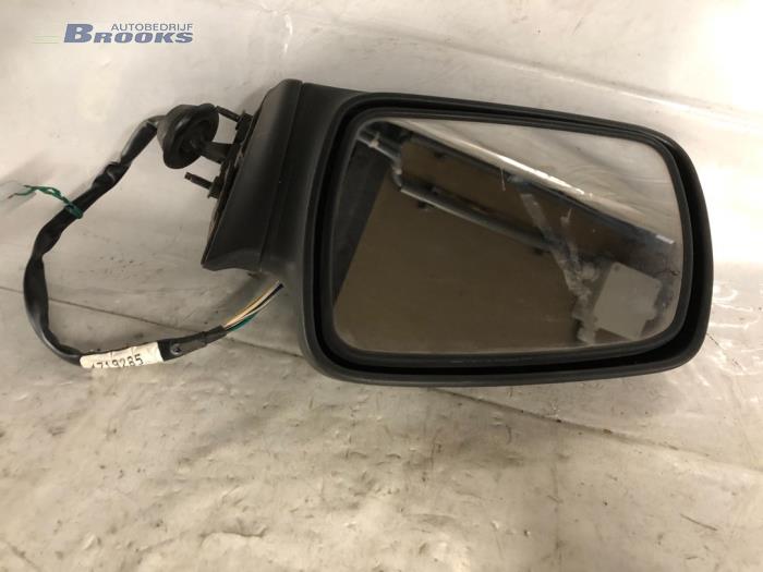 Wing mirror, left from a Chrysler Voyager/Grand Voyager 2.5 i S,SE 1994