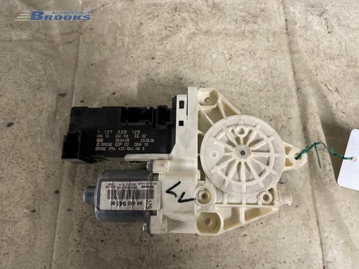 Door window motor from a Peugeot 407 SW (6E) 2.0 HDiF 16V 2005