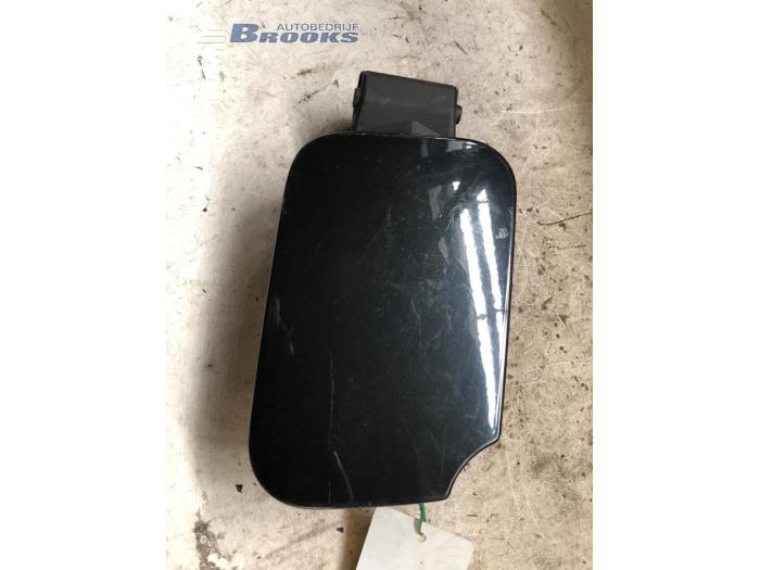 Tank cap cover from a Peugeot 407 SW (6E) 2.0 HDiF 16V 2005