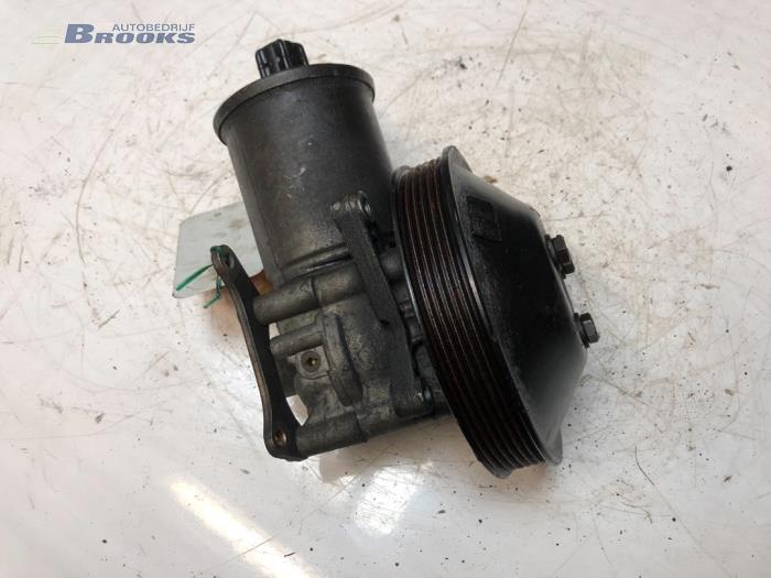 Power steering pump from a Mercedes-Benz E Combi (S124) 2.0 200 TE 1990