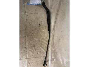 Used Front wiper arm Peugeot 407 SW (6E) 2.0 HDiF 16V Price € 10,00 Margin scheme offered by Autobedrijf Brooks