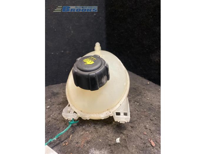 Expansion vessel from a Renault Clio IV Estate/Grandtour (7R) 1.5 Energy dCi 90 FAP 2014