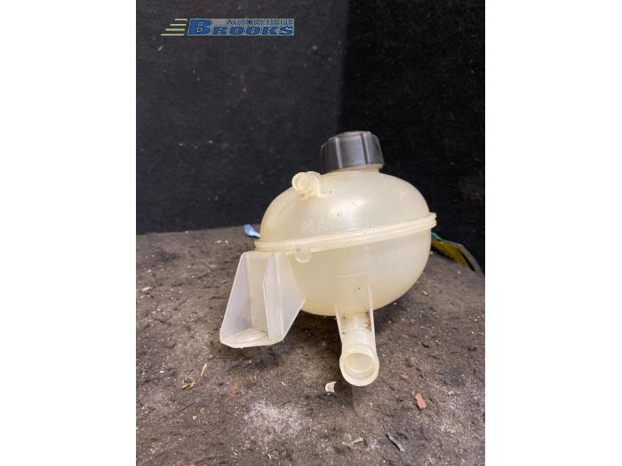 Expansion vessel from a Renault Clio IV Estate/Grandtour (7R) 1.5 Energy dCi 90 FAP 2014