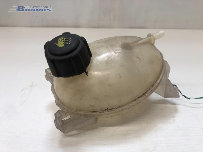 Expansion vessel from a Renault Clio IV (5R) 1.5 Energy dCi 90 FAP 2013