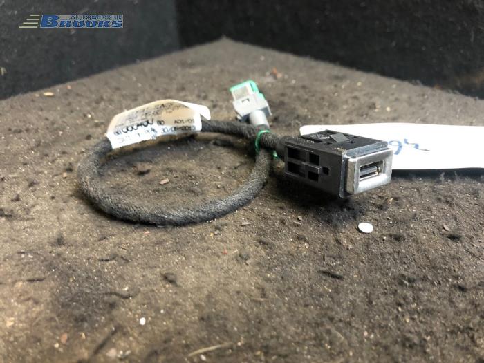 Enchufe USB de un Peugeot 308 SW (L4/L9/LC/LJ/LR) 1.6 BlueHDi 120 2015