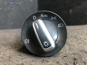 Usados Interruptor de luz Volkswagen Touran (1T3) 1.2 TSI Precio € 20,00 Norma de margen ofrecido por Autobedrijf Brooks