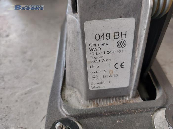 Gear stick from a Volkswagen Touran (1T3) 1.2 TSI 2012
